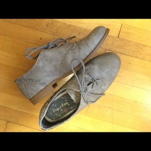 Maurice’s women’s gray sattle shoes